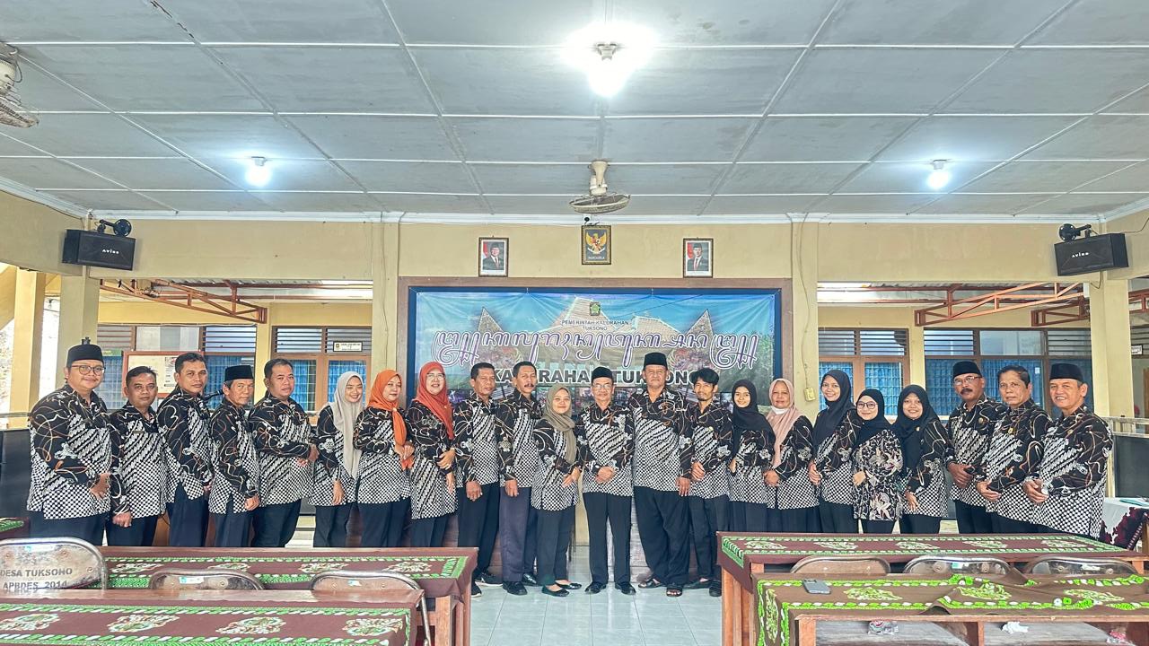 PENYERAHAN SK PURNA TUGAS DUKUH PADUKUHAN GILING SERTA PENGANGKATAN PLT DUKUH PADUKUHAN GILING